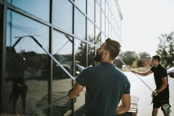 vinduespudsning herning vinduespudser erhverv kontor teleskopstang 600×400 vinduespudsning herning vinduespudser erhverv kontor teleskopstang